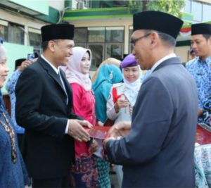 Ketua Jurusan dan Sekretaris Jurusan Tadris Bahasa Inggris (TBI) Mendapat Tanda Kehormatan Satyalancana Karya Satya di Lingkungan IAIN Syekh Nurjati Cirebon.