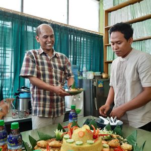 Potongan Tumpeng Pertama Diberikan kepada Ketua Jurusan TBI Dr. H.Tedi Rohadi, M.Pd 